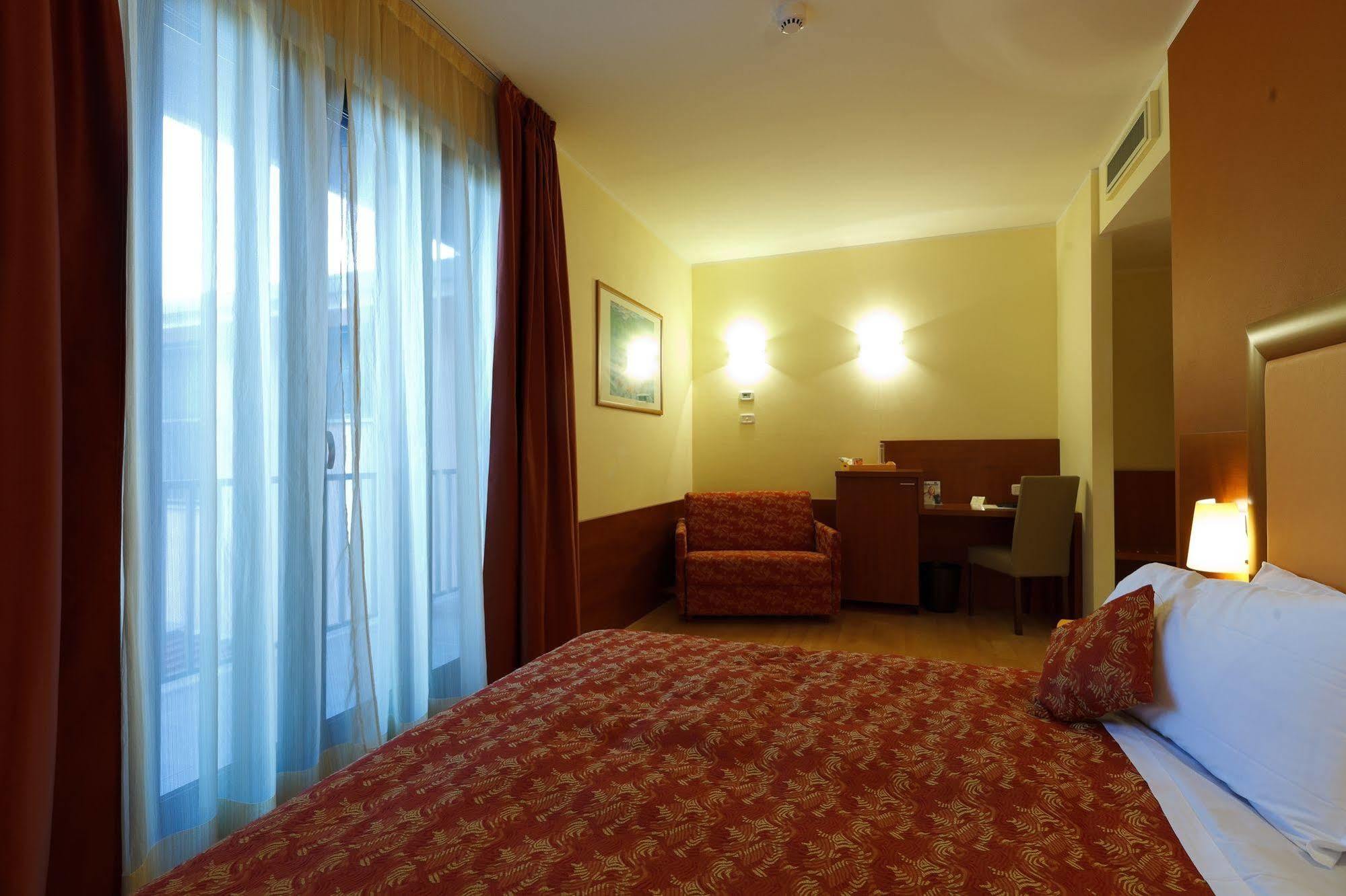 אולג'ו Hotel Villa Delle Rose - Malpensa מראה חיצוני תמונה